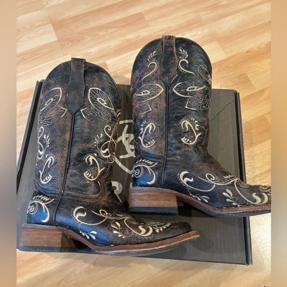 Women's Embroidered Ariat Western Boots - Picture 2 of 16
